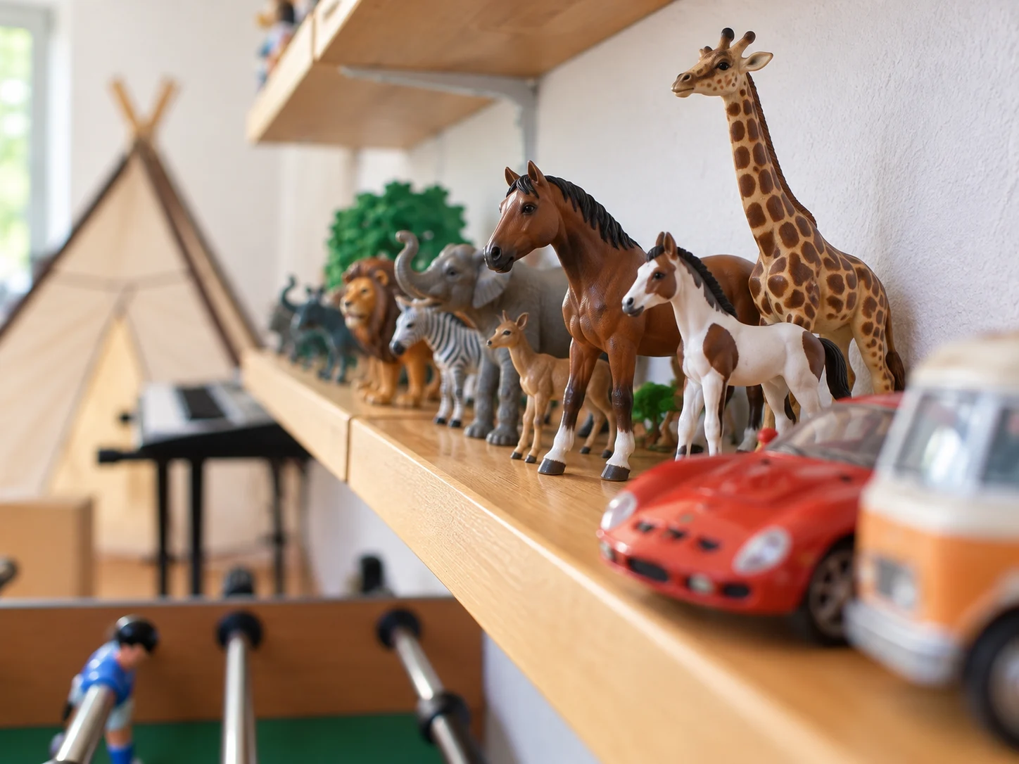 Tierfiguren auf einem Holzregal