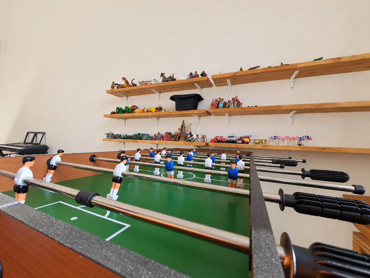 Tischfußball im Praxisraum · Praxisfoto aus der bestehenden Website · mit KI retuschiert