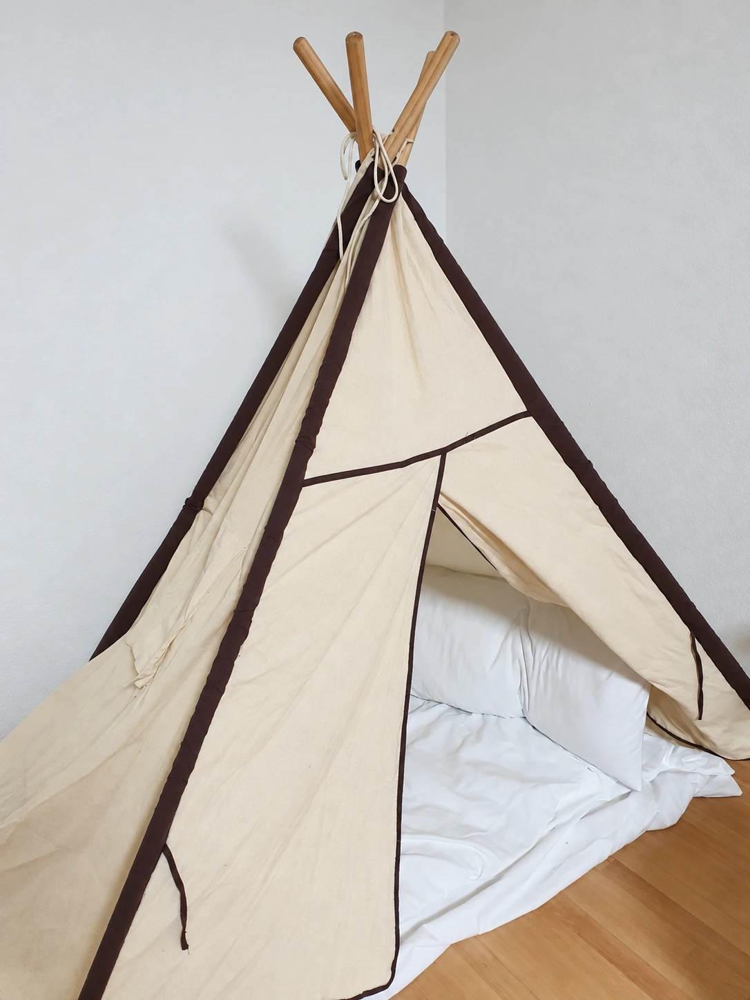 Tipi and comfortable area in a practice room · Practice photograph from the existing website · retouched with AI